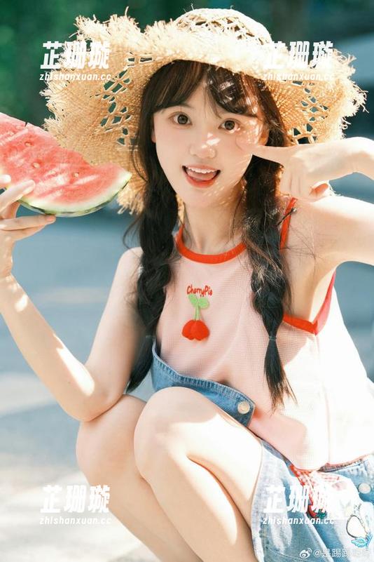 beautyleg - 眼镜里的绚丽世界：小雪写真图片中的每个细节都充满惊喜！