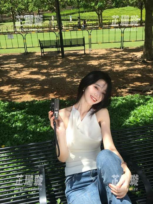 pans - 娃娃的独特吊带写真合集，分享她的美图与风格
