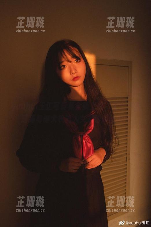 yuuhui玉汇写真集全新上线，纪念天台猫猫与黑犬机器人女友的原图瞬间