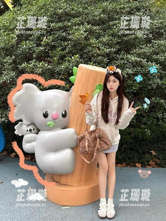 微密圈 - 私拍资源大公开：不爱笑的赛琳与奶牛女仆的另类风情