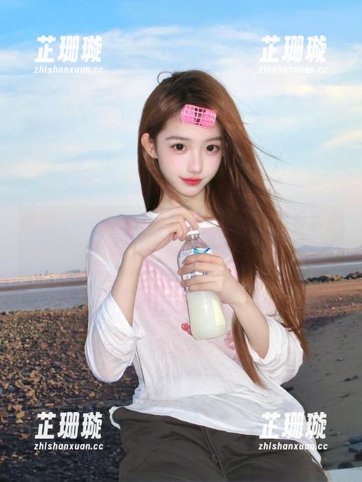 丽柜 - 一窥Amily的写真艺术：观看裤里丝的原图，尽享视觉盛宴