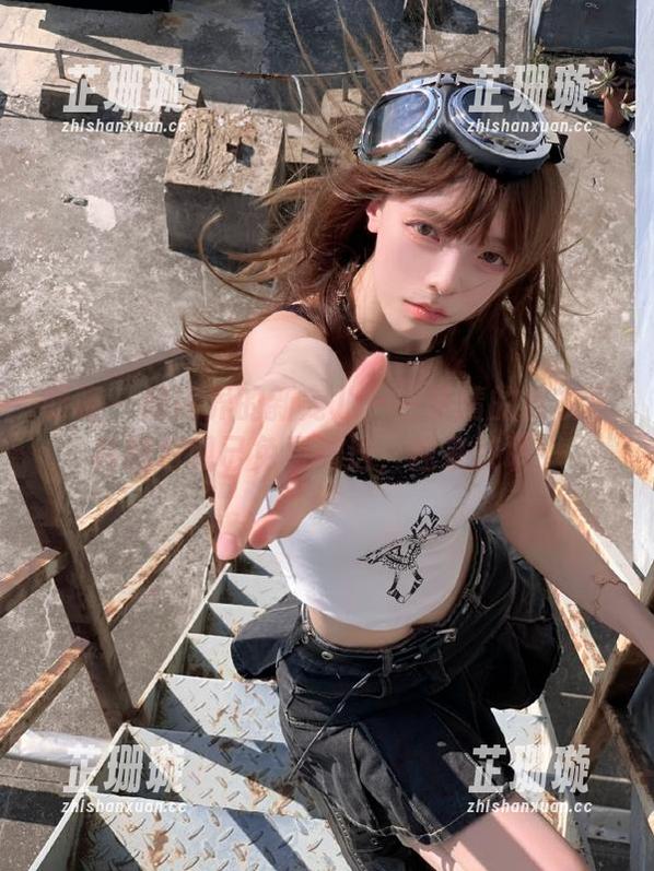 丽柜-子晴 丽柜 - 时尚界的新宠儿——子晴的皮衣写真图包现已免费赠送,速来获取!