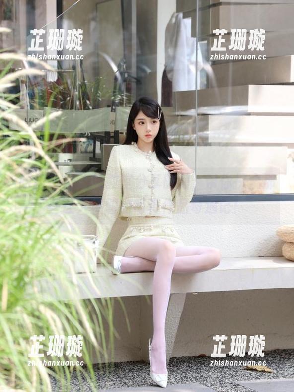 丽柜 - 心心的教室分享时间，带你探索那些让人捧腹的写真作品奇遇记！