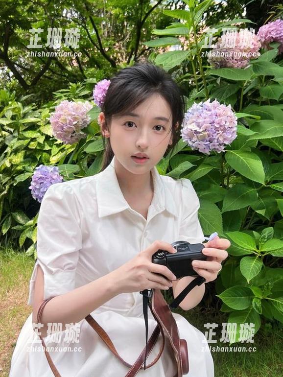 丽柜 - 桃子泳池写真作品更新，甜蜜与清凉交织的夏日氛围，快来一同感受这份美好！