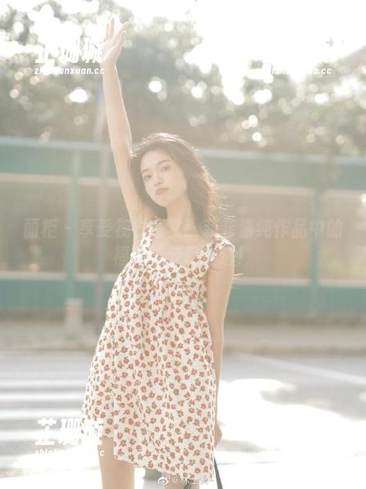 丽柜 - 享受视觉盛宴！菲菲清纯作品中的福利与梦幻相遇！