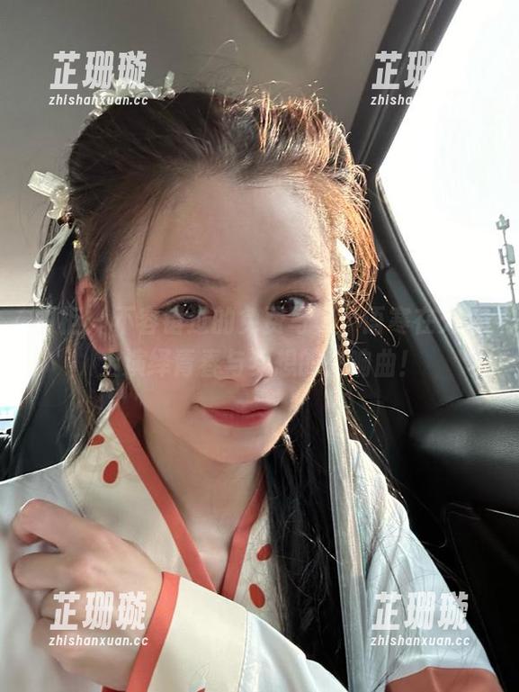 丽柜 - 不容错过的免费写真，语寒在天台上演绎青春与梦想的交响曲！