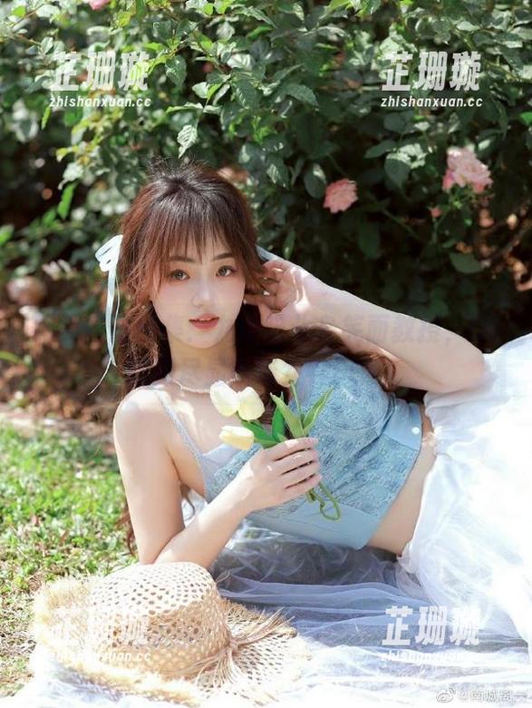 绝美高清图集：九柒喵化身笑面教授，OL制服尽显职场女神风范！