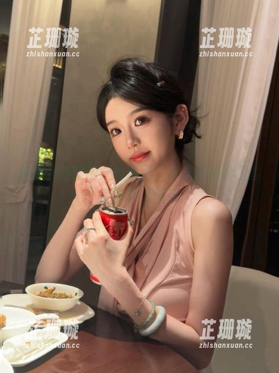 捕捉九柒喵的户外瞬间，构建精彩纷呈的写真作品图库