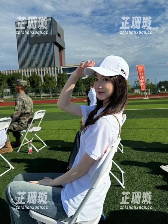 在线分享九柒喵短裤写真合集，与你共同享受时尚潮流！