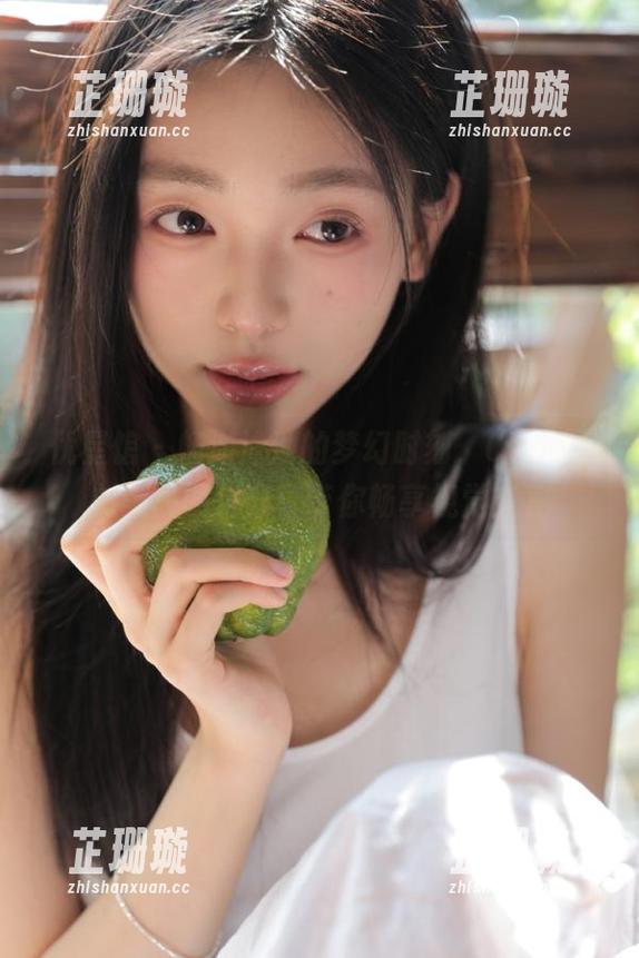 优星馆 - 畅游泳池的梦幻时刻，Candy刘美辰图包分享带你畅享视觉盛宴
