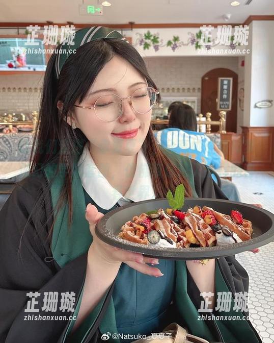 让我们走进“你夏夏”，分享她这组如梦似幻的学妹套图，仿佛带你进入别样的青春世界。