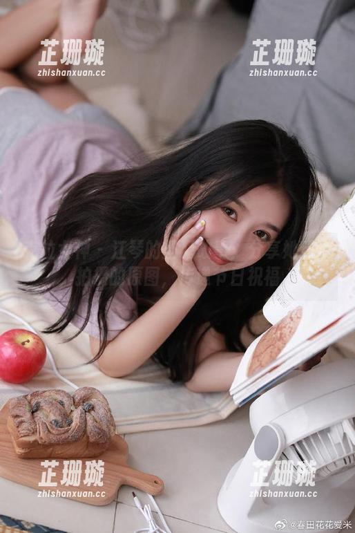 克拉女神 - 江琴的圣诞故事：分享她精心拍摄的原图，传递节日祝福