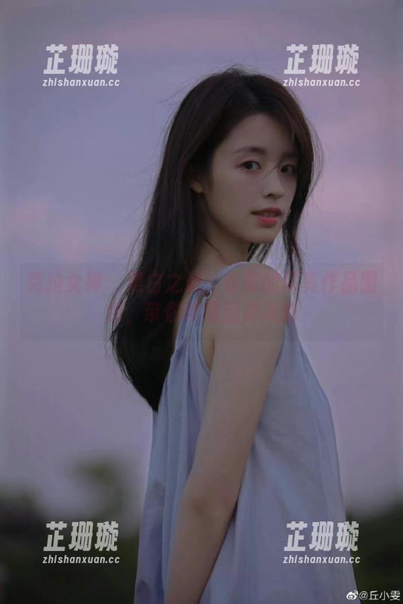 克拉女神 - 黑白之魅：菲菲的写真作品图包，带你领略别样风情