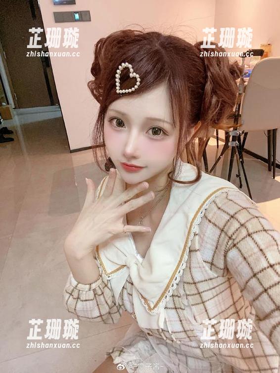 凛子酱居家写真集再度更新，与你分享她的独特宅家经历！
