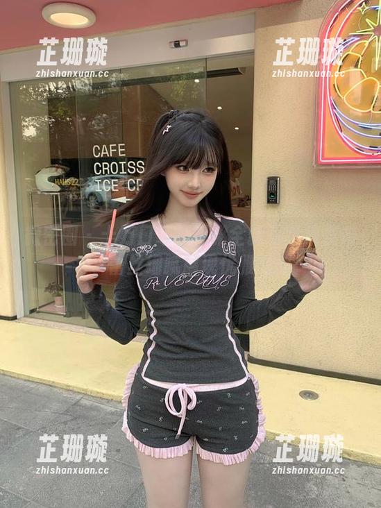 微密圈 - 十万口草莓粥粥全新写真集发布，蕾丝细腻展现优雅气质