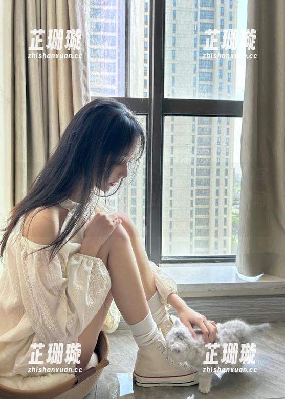 微密圈 - 从漫画到现实：可可西yyy的写真美图完美还原《秘密教学》的精彩瞬间！