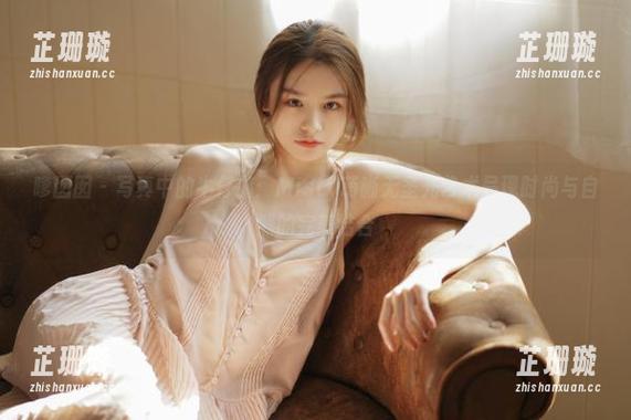 嗲囡囡 - 写真中的牛仔裤：Misty萌晰无圣光艺术呈现时尚与自然的完美结合