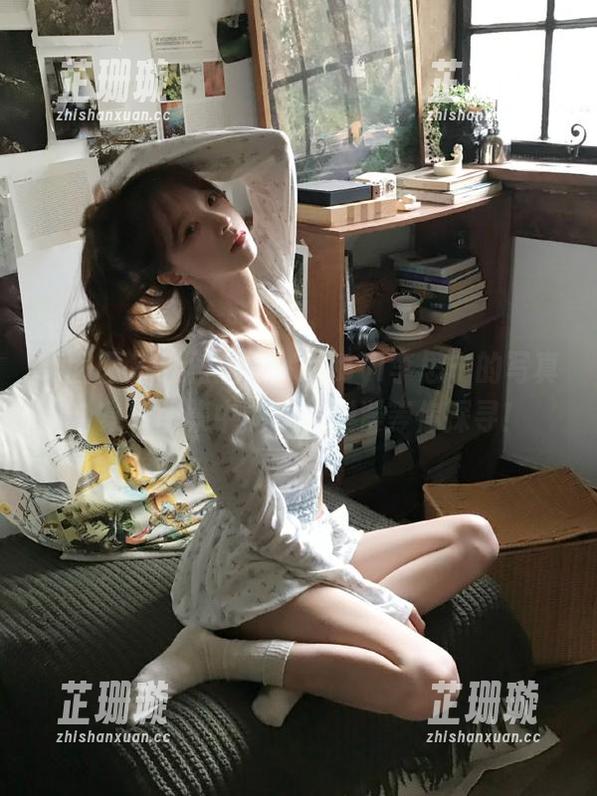 嗲囡囡 - 红裙魅影：SiByl李思宁的写真合集，图集中的优雅烂漫等你探寻！