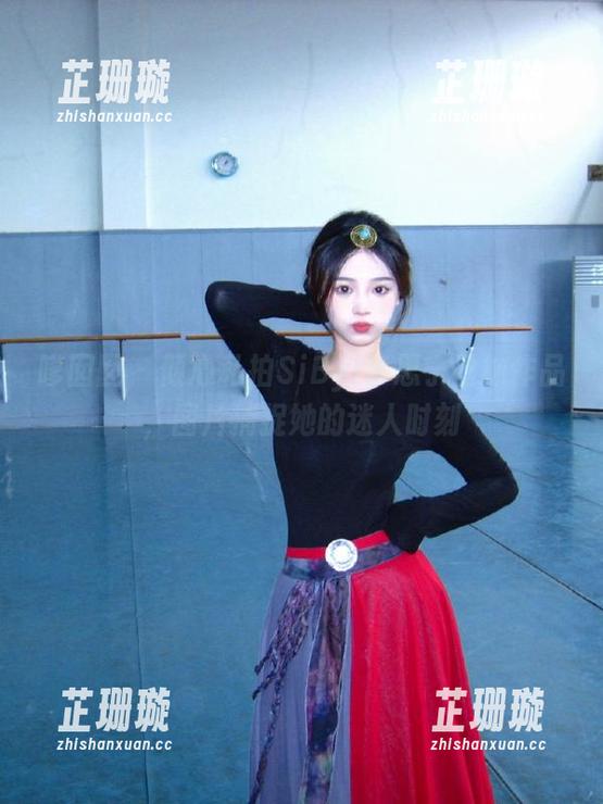 嗲囡囡 - 倾心私拍SiByl李思宁丝袜作品，图片捕捉她的迷人时刻