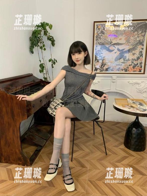 嗲囡囡 - 慕羽茜清新校服图集更新，捕捉校园生活的美好瞬间