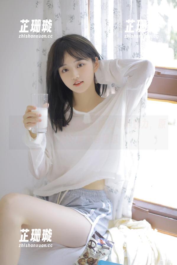 头条女神 - 领略信悦儿肉丝写真魅力，原图合集不容错过