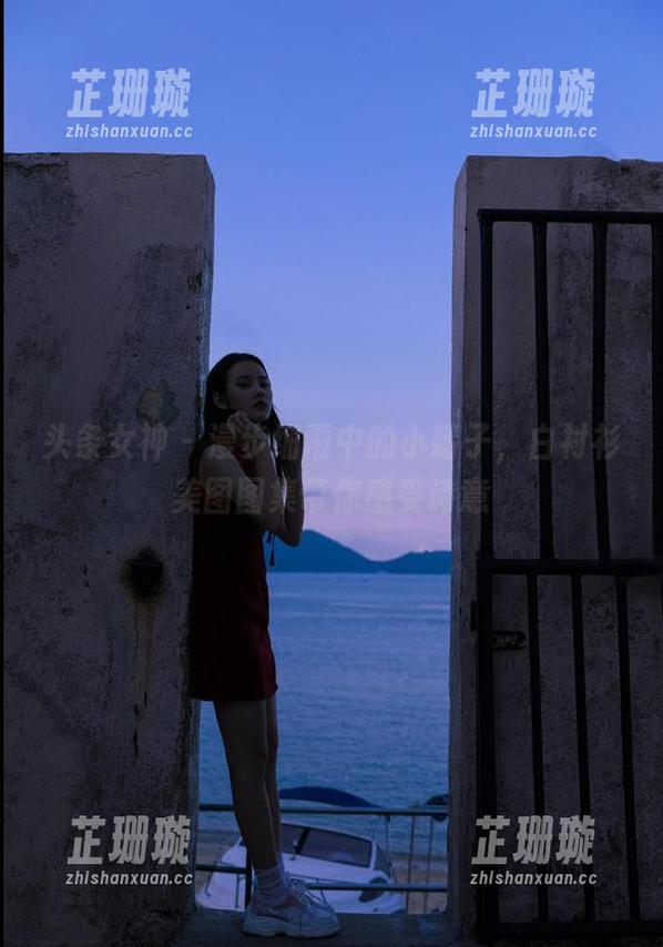 头条女神 - 漫步细雨中的小晴子，白衬衫美图图集带你感受诗意