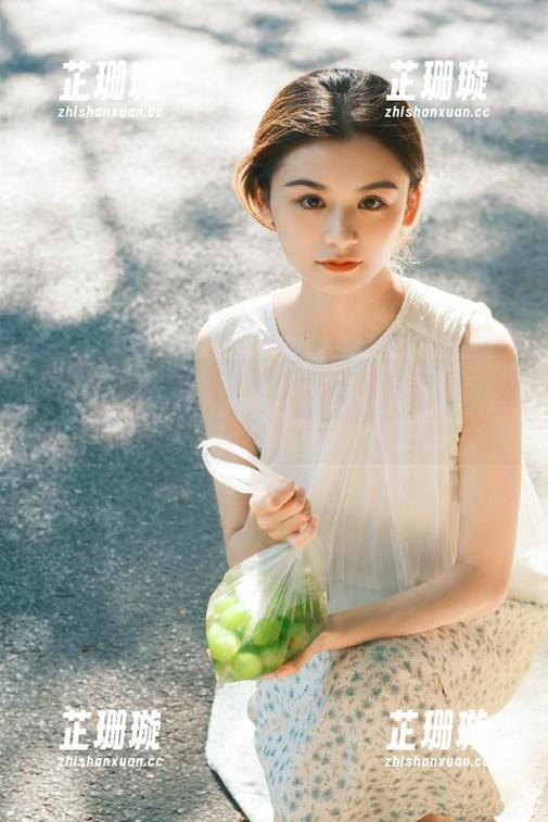 头条女神 - 在张梦艺的私房写真中，灰丝作品散发的魅力令每一眼惊艳不已