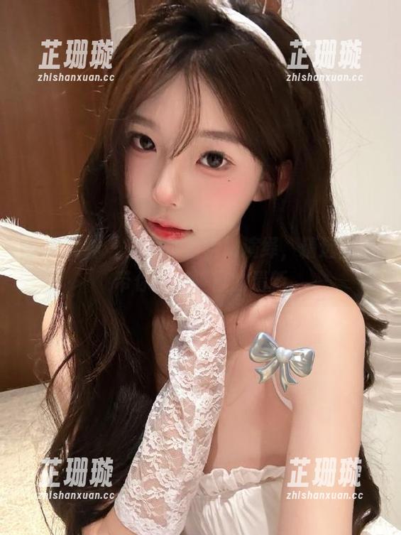 头条女神 - 文雪泳池优雅演绎，精选图集带你畅游夏日的清新