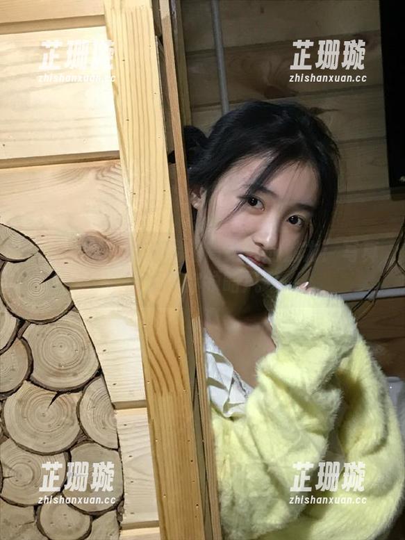 头条女神 - 探索易阳高跟鞋的魅力：写真原图带你领略风采