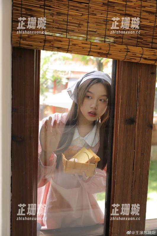 头条女神 - 最新樊安妮写真发布！钓鱼也能这么好看，谁还想去沙滩呢？