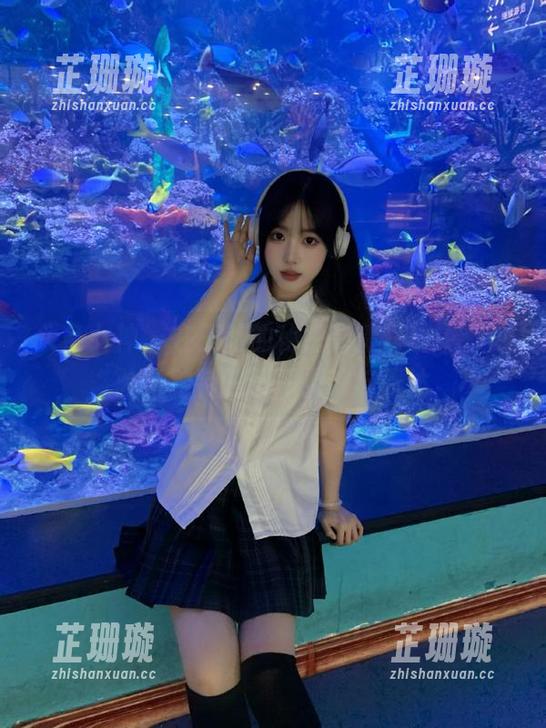 头条女神 - 在王竹的秘密高清写真中，体验她独特的艺术灵魂与表达