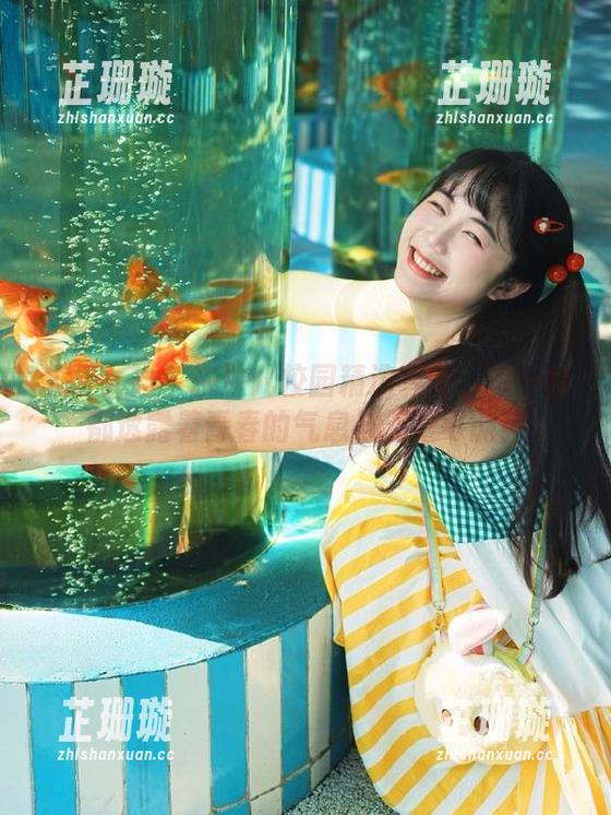 头条女神 - 米粒儿校园精选套图：每一帧都透露着青春的气息与无限可能！
