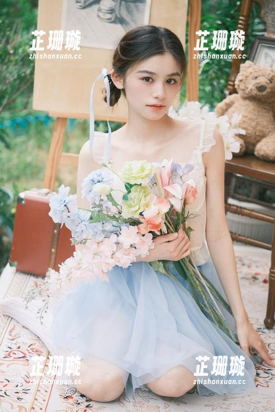 头条女神 - 苏子淇JK合集上线，观看她如何演绎青春魅力！