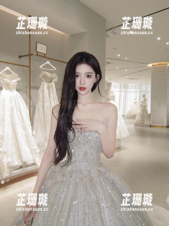微密圈 - “好H好女杀手”泳池边写真图包，尽揽水波中的动人风情