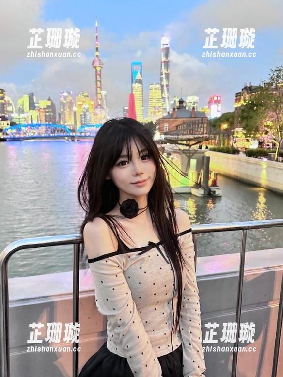 学妹加速跑 - 细腻水手服之美：小七写真原图与壁纸合集大放送！