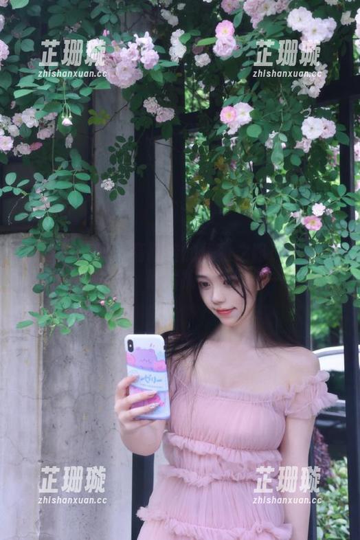 学妹加速跑 - 高跟鞋的优雅之路：小艺写真原图曝光，照片捕捉她的每一瞬间