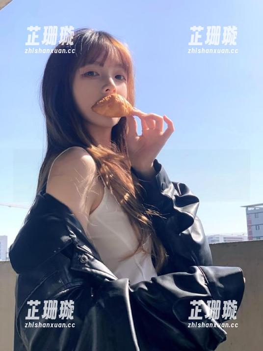 学妹加速跑-玲玲 学妹加速跑 - 玲玲礼服高清套图,演绎典雅与时尚的完美剧场,等你来观赏!