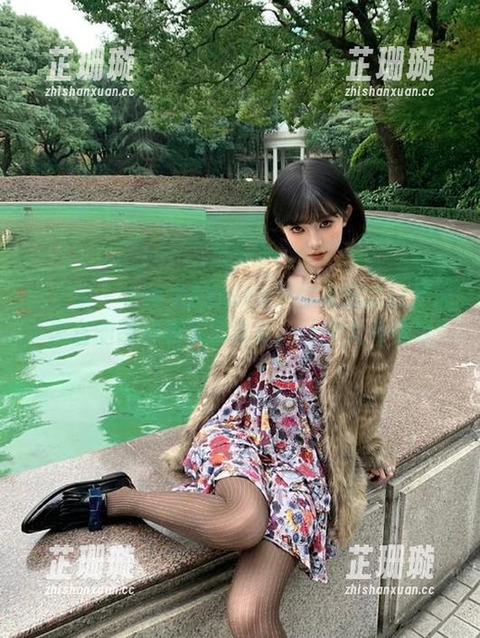 微密圈 - 小仙女ELaine带你走进丝袜梦境：丰富的图片和写真资源，让你大开眼界！