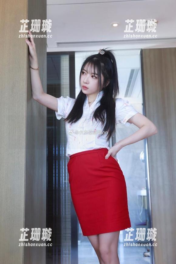 最新分享：在小女巫露娜的灰丝写真中，寻找心灵的共鸣