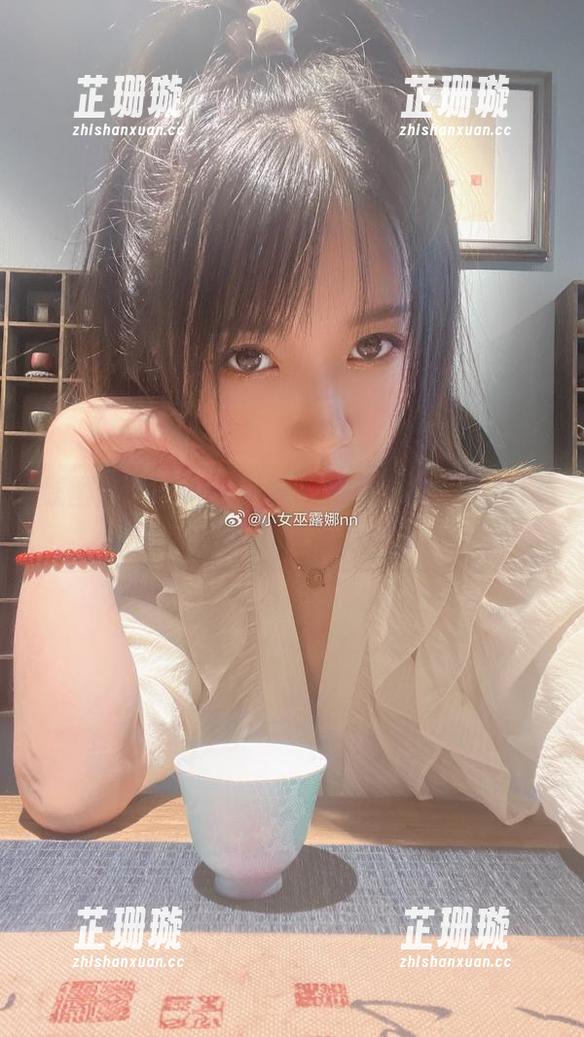 原图分享：小女巫露娜化身大韩航空制服的可爱角色cos
