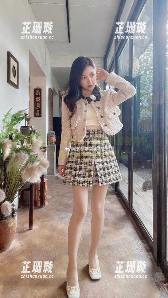 小女巫露娜写真图包：在秘书的视角中，尽享她的优雅与魔法时刻