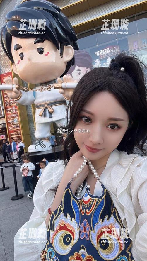 小女巫露娜最新比基尼写真，照片展示她的无尽魅力与风情