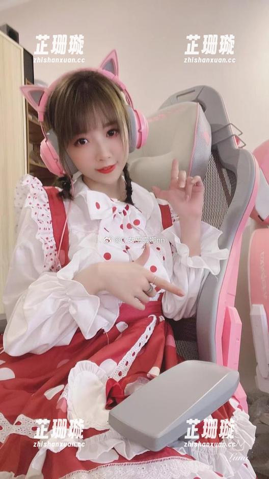 小女巫露娜最新图册发布，白色女仆展现不一样的魅力