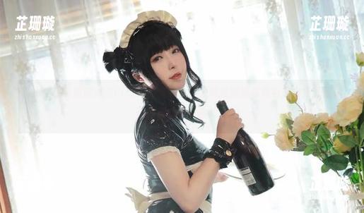 在小容仔咕咕咕w的COS作品套装中，发现她如何将角色魅力完美呈现，仿佛置身于真实幻境！