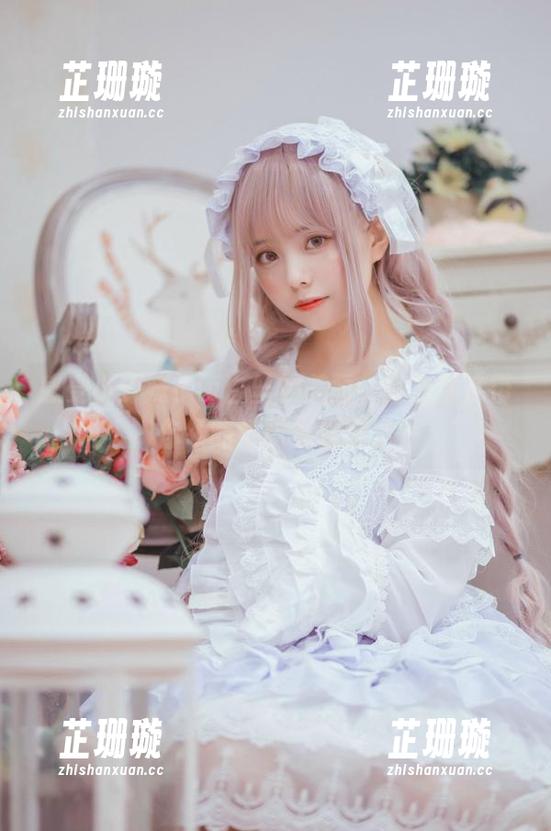 感受小野妹子w白丝的美丽，高清图库带你领略细腻影像艺术