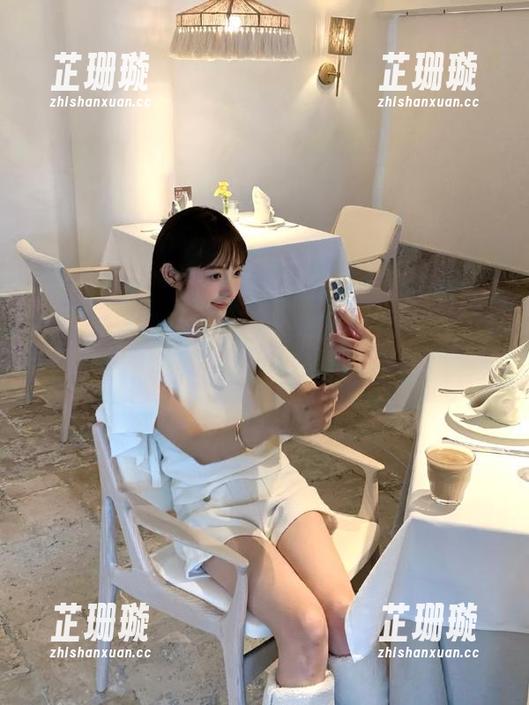 尤果网 - 清新Angela楚楚镂空风格，原图和图包分享尽显纯美