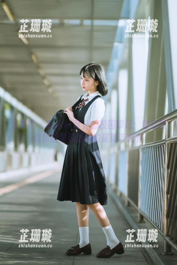 尤果网 - Sukki可儿的校园印记：细腻写真原图呈现青春的璀璨与情怀