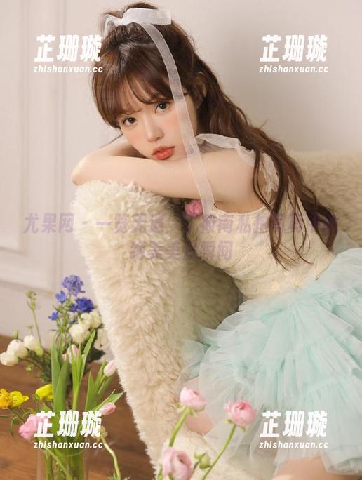 尤果网 - 一览无遗：丁筱南私拍写真中的绝美美足瞬间