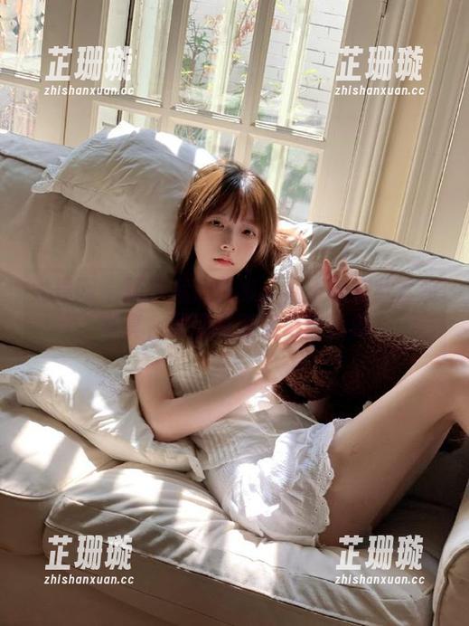 尤果网 - 精选高清合集：周于希多款套装写真，展现青春活力与优雅