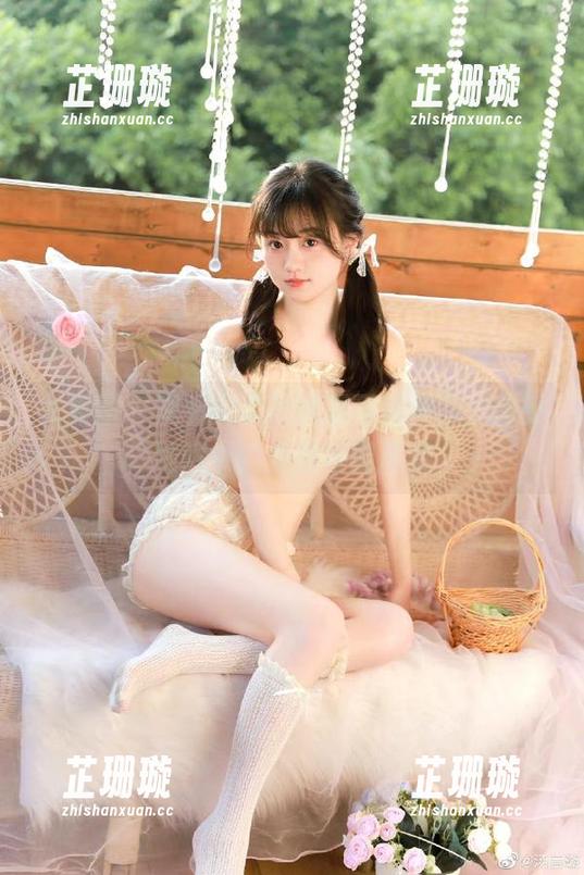 尤果网 - 观看安柔的校园写真作品，感受她眼中的美丽校园风景